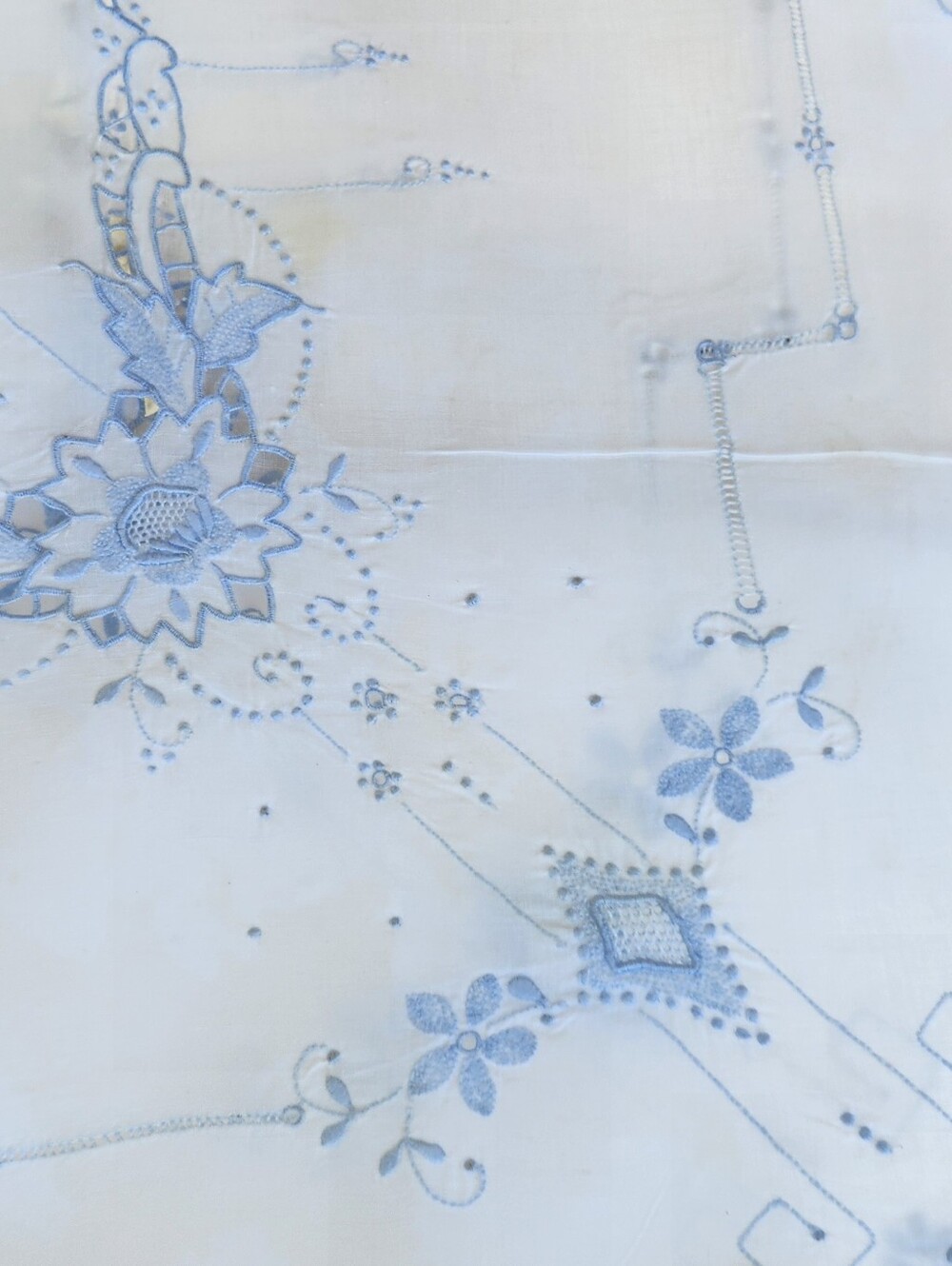 IT DOESNT GET ANY BETTER THAN THIS! STUNNING TABLECLOTH/NAPKINS BRIDGE CLOTH ETC